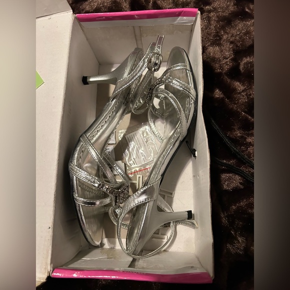 Silver sandals worn once. Excellent condition. Size 8.5. DbDk Fashion. - Picture 7 of 7